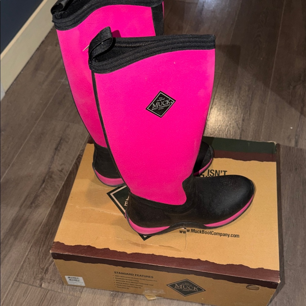 NWT Women's Pink and Black Muck Boots
